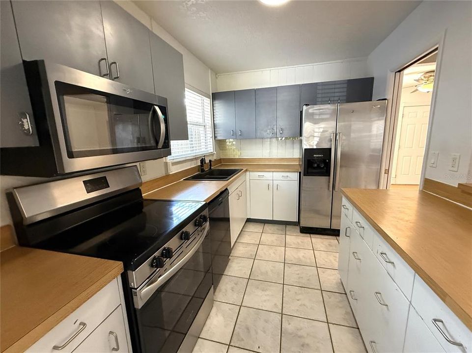 For Rent: $2,300 (2 beds, 2 baths, 1251 Square Feet)