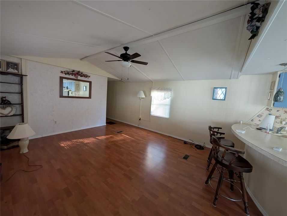 For Rent: $1,200 (2 beds, 1 baths, 782 Square Feet)