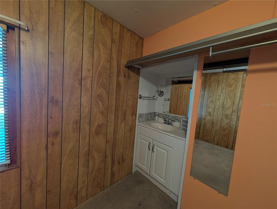 For Rent: $1,200 (2 beds, 1 baths, 782 Square Feet)