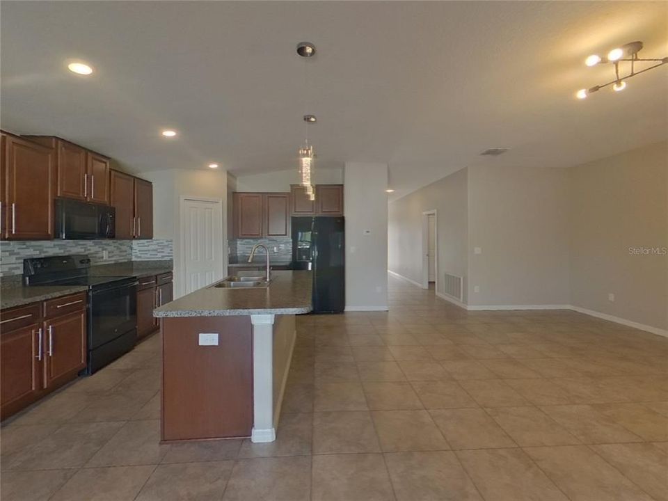 出租: $2,249 (4 贝兹, 2 浴室, 1935 平方英尺)