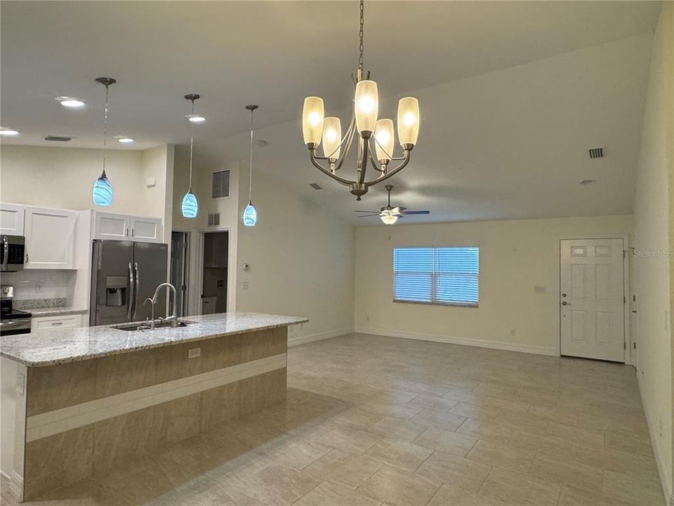 出租: $1,825 (3 贝兹, 2 浴室, 1427 平方英尺)