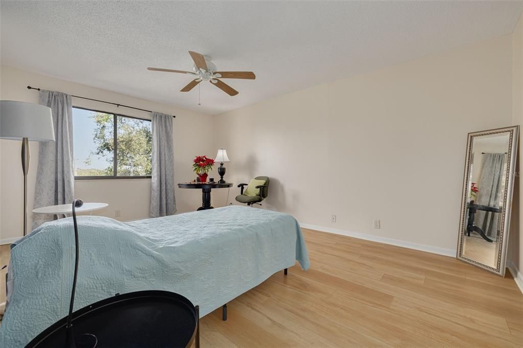 For Sale: $170,000 (1 beds, 1 baths, 920 Square Feet)