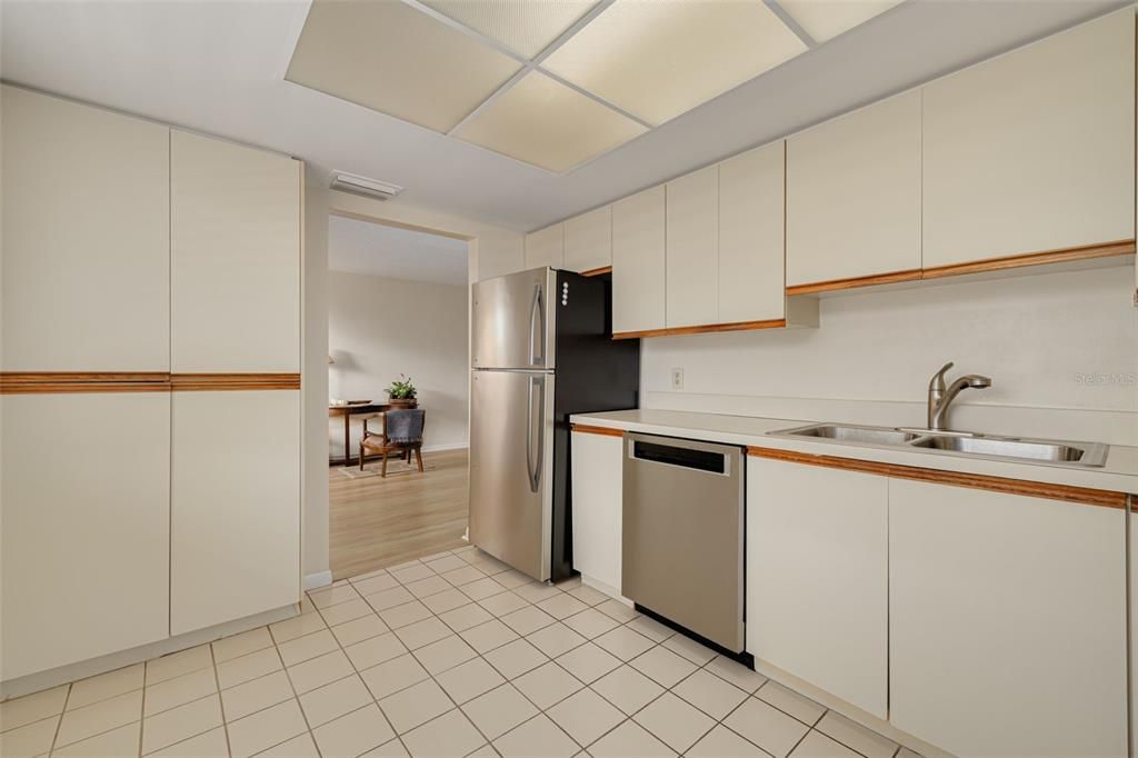 For Sale: $170,000 (1 beds, 1 baths, 920 Square Feet)