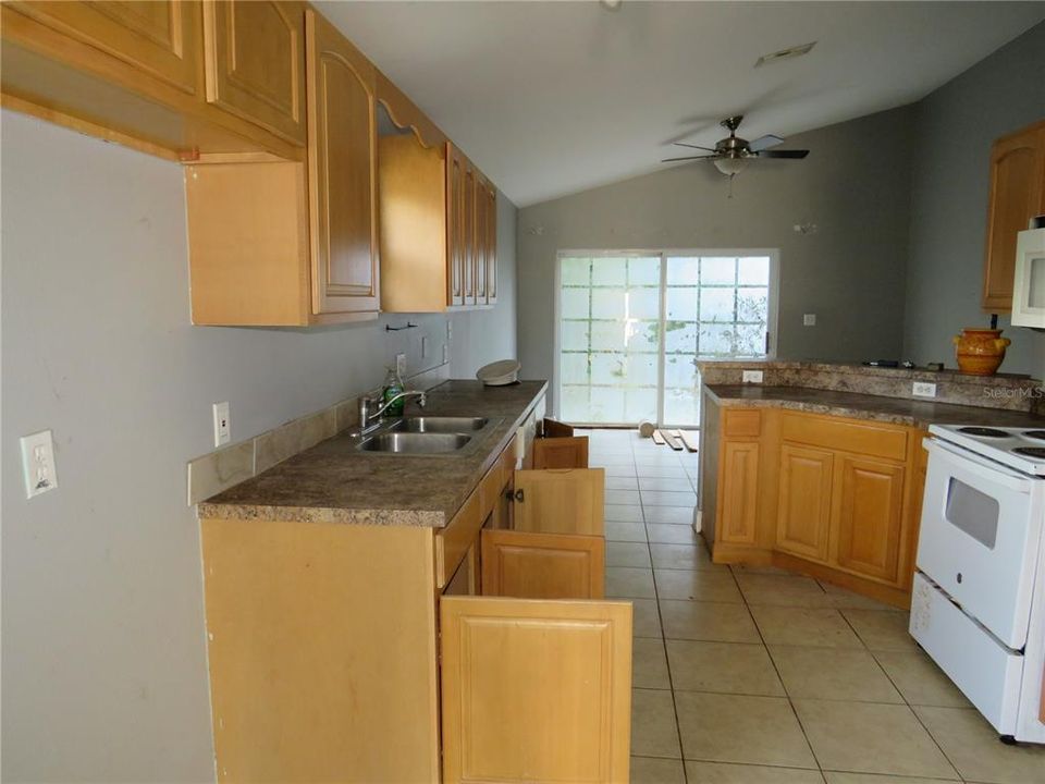 For Sale: $299,900 (3 beds, 3 baths, 1588 Square Feet)