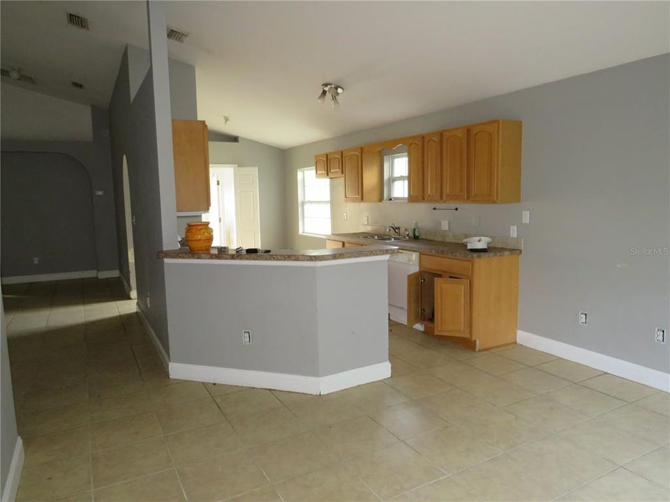 For Sale: $299,900 (3 beds, 3 baths, 1588 Square Feet)