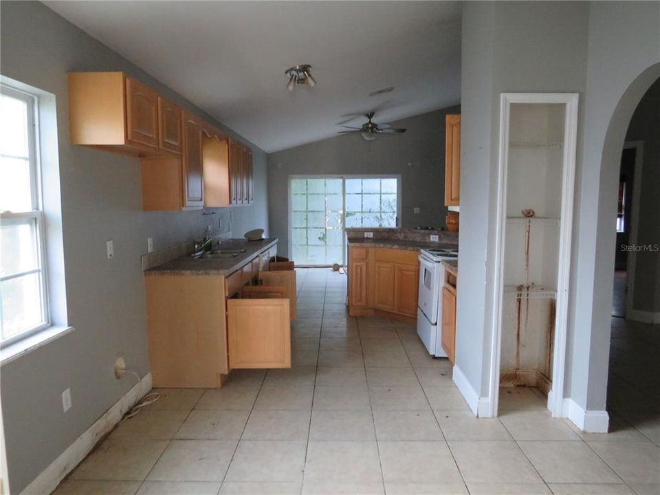 For Sale: $299,900 (3 beds, 3 baths, 1588 Square Feet)