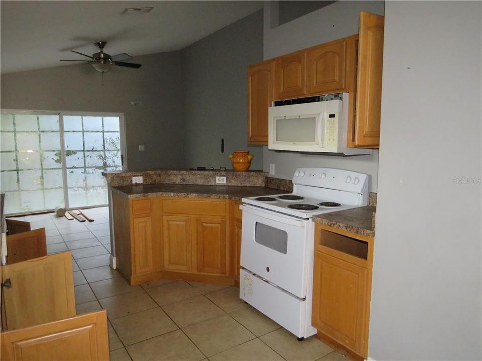 For Sale: $299,900 (3 beds, 3 baths, 1588 Square Feet)