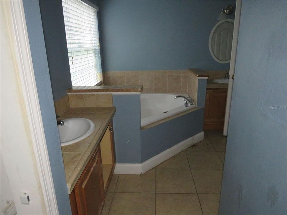 For Sale: $299,900 (3 beds, 3 baths, 1588 Square Feet)