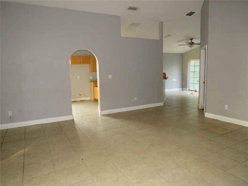 For Sale: $299,900 (3 beds, 3 baths, 1588 Square Feet)