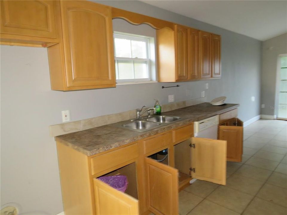 For Sale: $299,900 (3 beds, 3 baths, 1588 Square Feet)