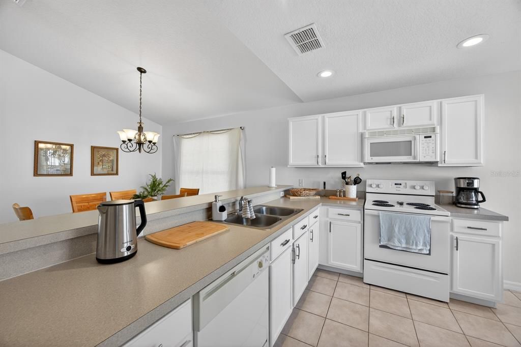 For Rent: $2,200 (4 beds, 2 baths, 1412 Square Feet)