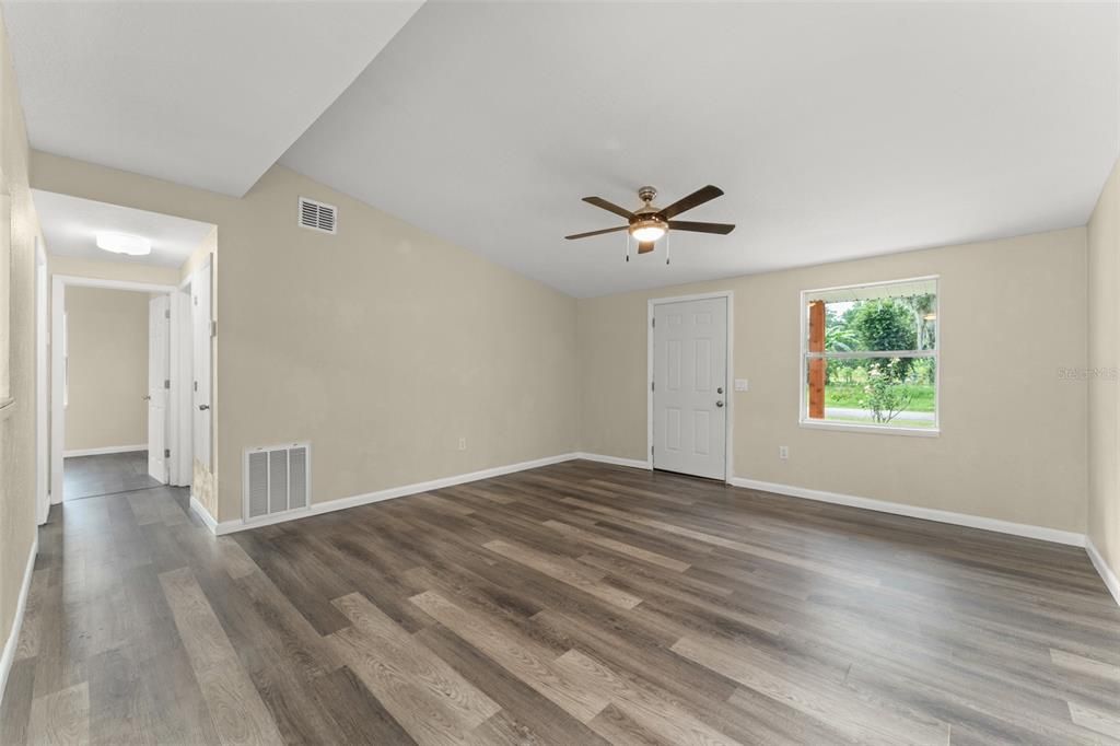 For Sale: $299,999 (3 beds, 3 baths, 1220 Square Feet)