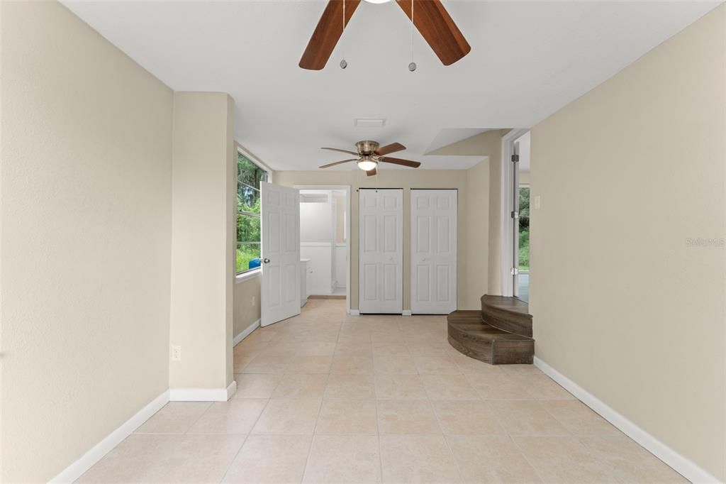 For Sale: $299,999 (3 beds, 3 baths, 1220 Square Feet)