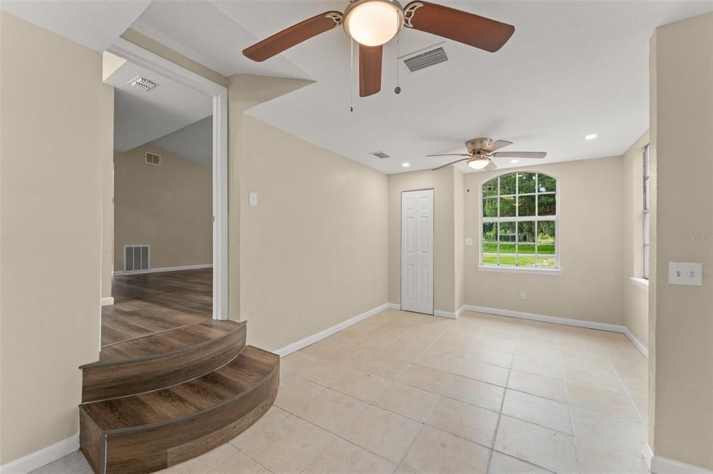 For Sale: $299,999 (3 beds, 3 baths, 1220 Square Feet)