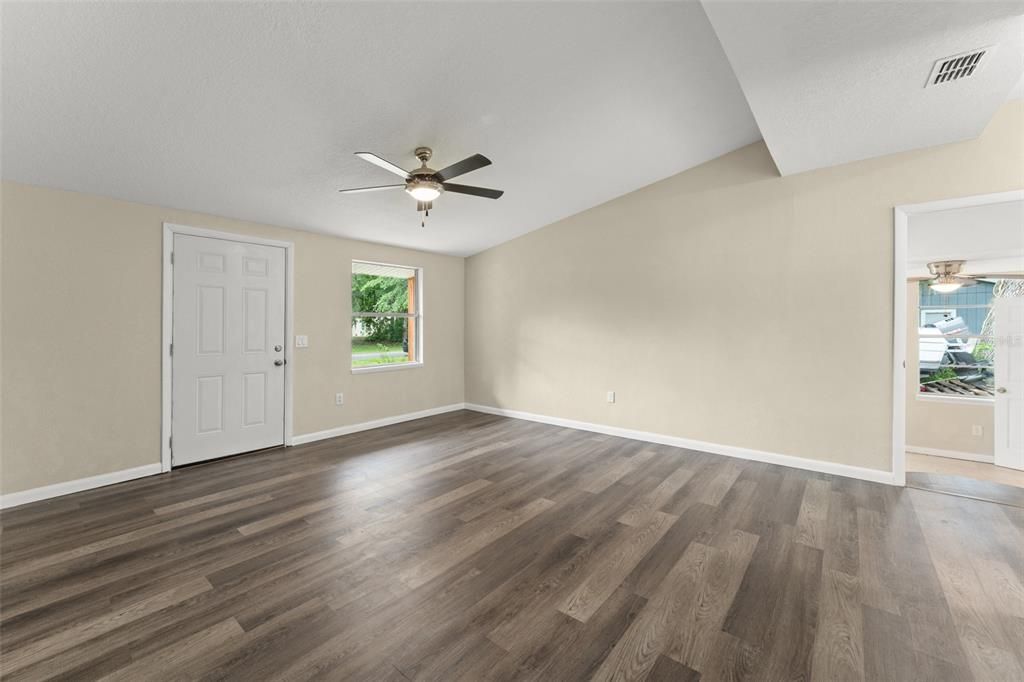 For Sale: $299,999 (3 beds, 3 baths, 1220 Square Feet)