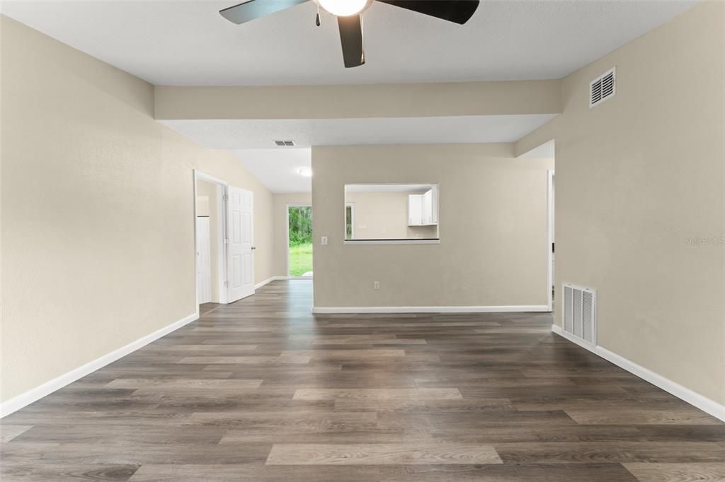 For Sale: $299,999 (3 beds, 3 baths, 1220 Square Feet)