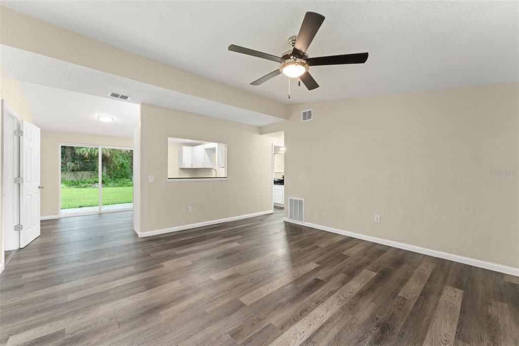 For Sale: $299,999 (3 beds, 3 baths, 1220 Square Feet)