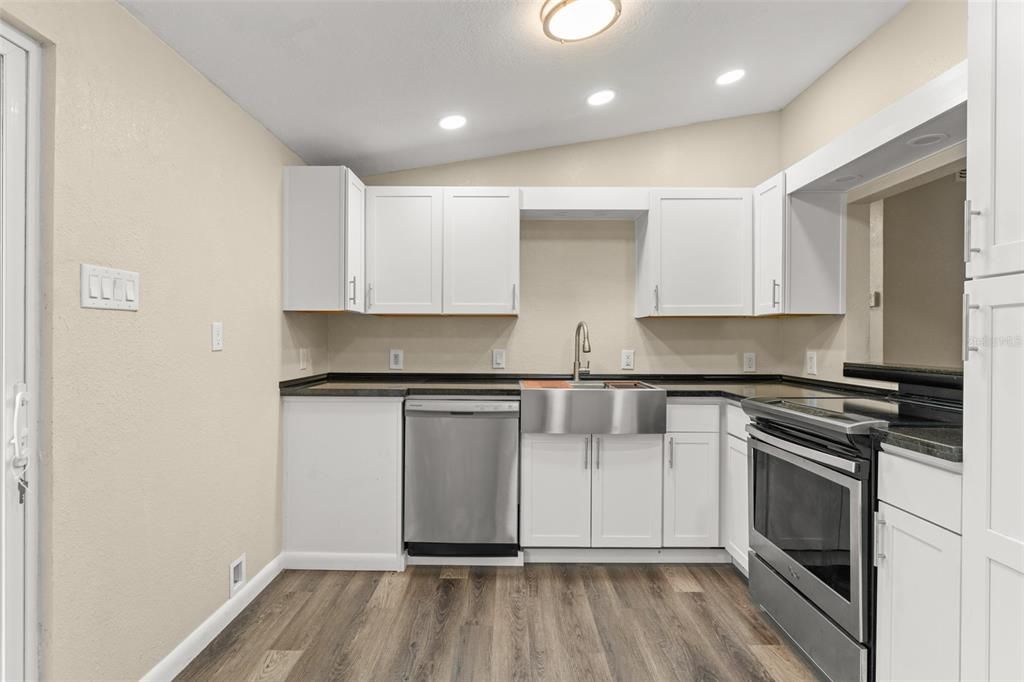 For Sale: $299,999 (3 beds, 3 baths, 1220 Square Feet)