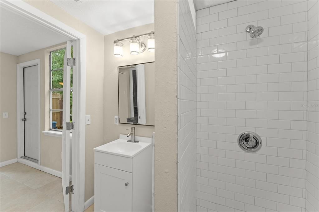 For Sale: $299,999 (3 beds, 3 baths, 1220 Square Feet)