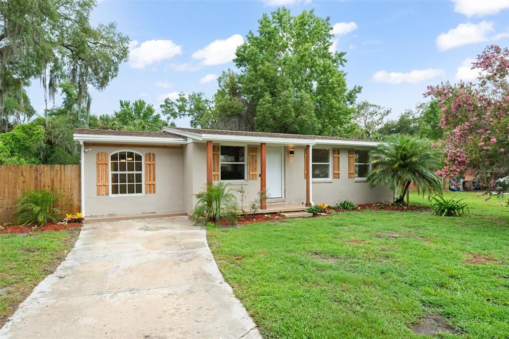 For Sale: $299,999 (3 beds, 3 baths, 1220 Square Feet)
