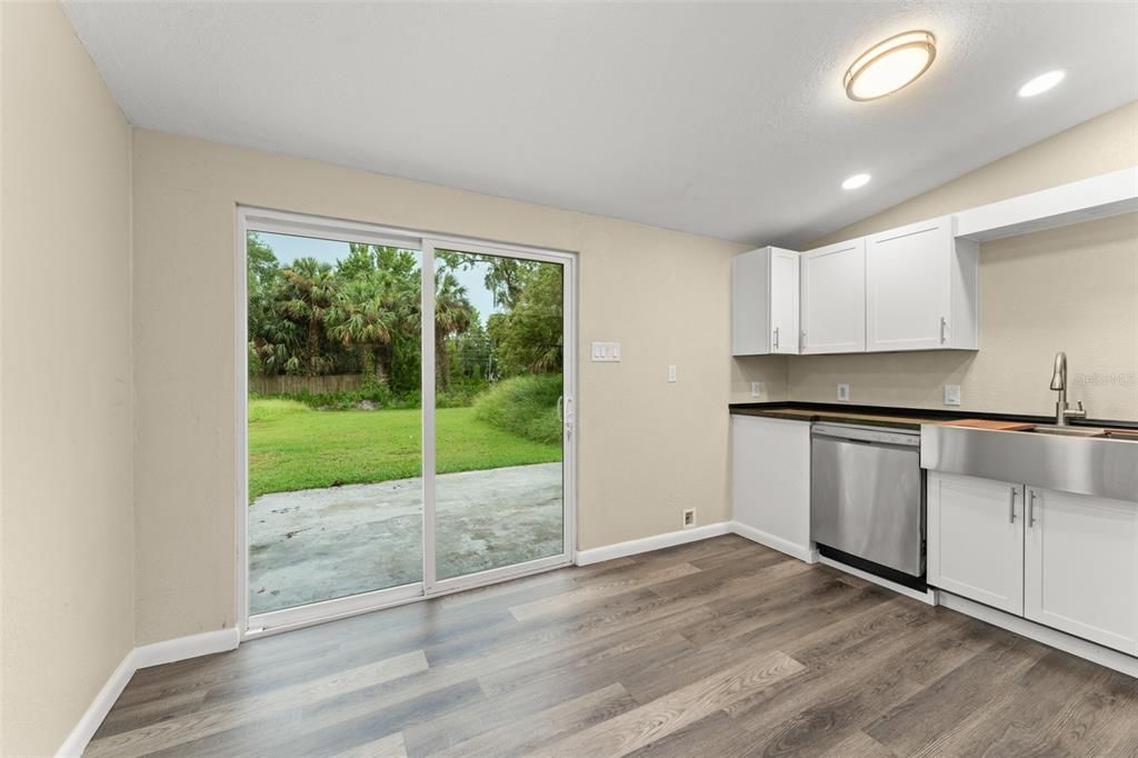 For Sale: $299,999 (3 beds, 3 baths, 1220 Square Feet)