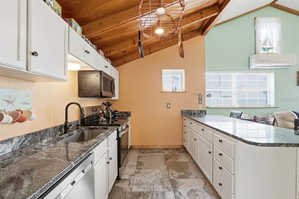 На продажу: $325,000 (2 спален, 2 ванн, 1333 Квадратных фут)