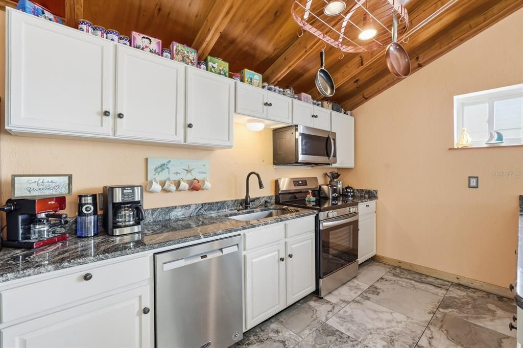 На продажу: $325,000 (2 спален, 2 ванн, 1333 Квадратных фут)