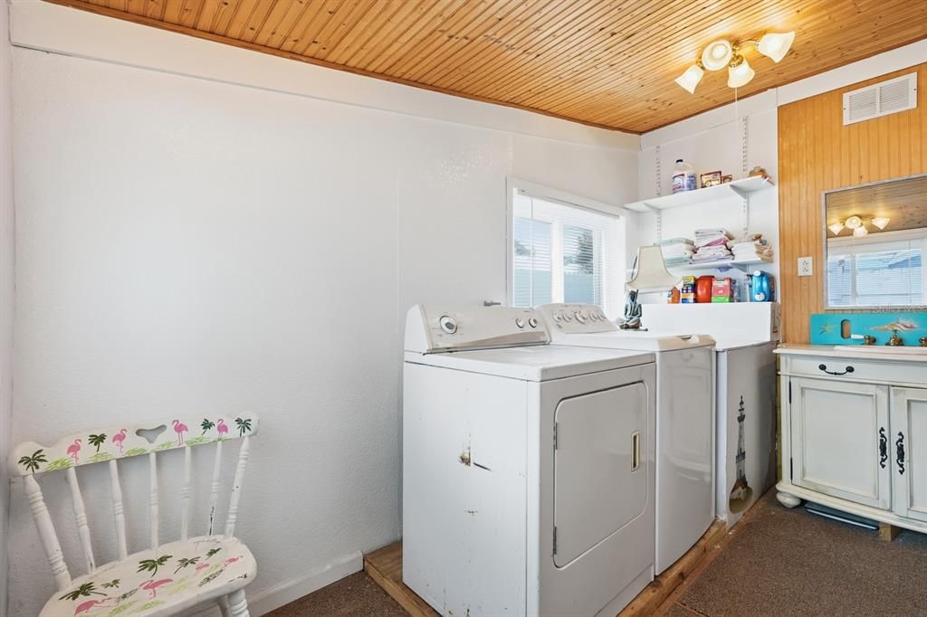 На продажу: $325,000 (2 спален, 2 ванн, 1333 Квадратных фут)