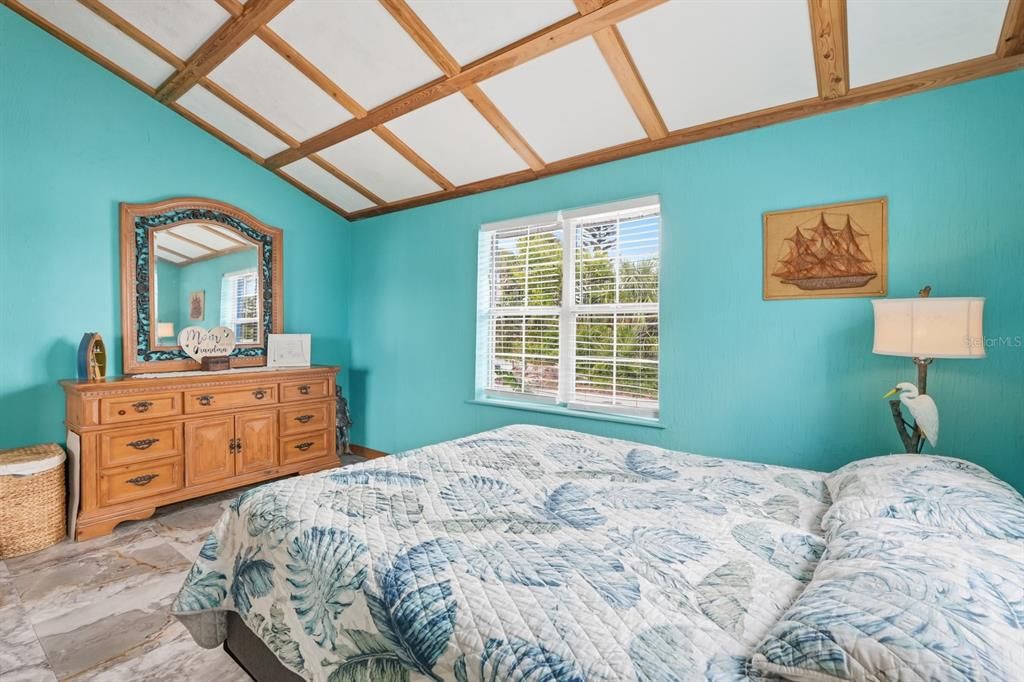 На продажу: $325,000 (2 спален, 2 ванн, 1333 Квадратных фут)