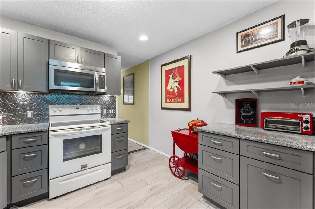 待售: $175,000 (2 贝兹, 2 浴室, 1100 平方英尺)