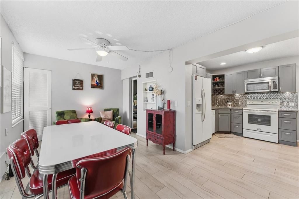 待售: $175,000 (2 贝兹, 2 浴室, 1100 平方英尺)