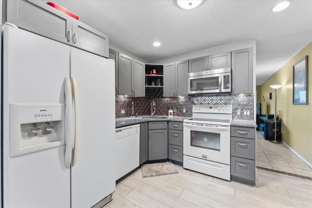 待售: $175,000 (2 贝兹, 2 浴室, 1100 平方英尺)