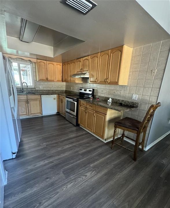 出租: $2,500 (4 贝兹, 2 浴室, 1747 平方英尺)