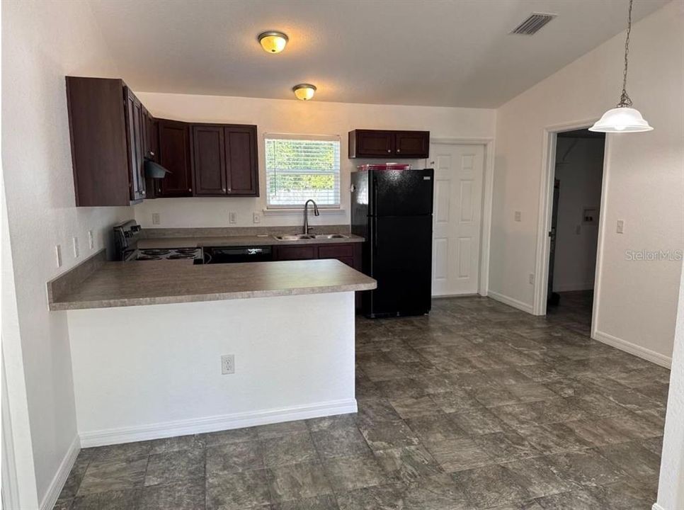 For Rent: $1,350 (3 beds, 2 baths, 1014 Square Feet)