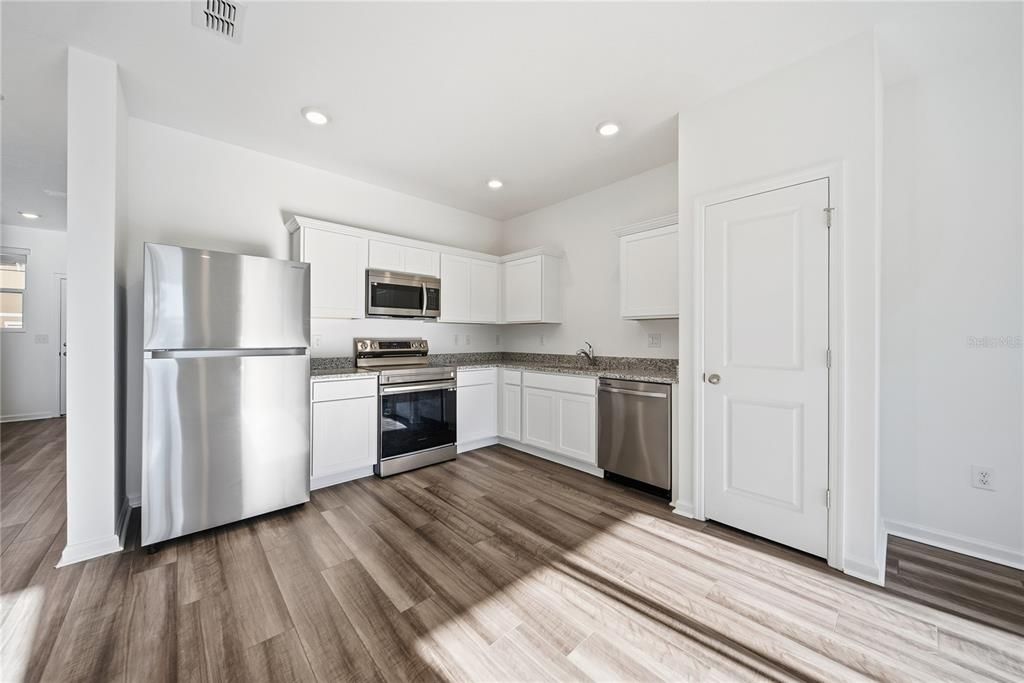 出租: $2,000 (3 贝兹, 2 浴室, 1386 平方英尺)