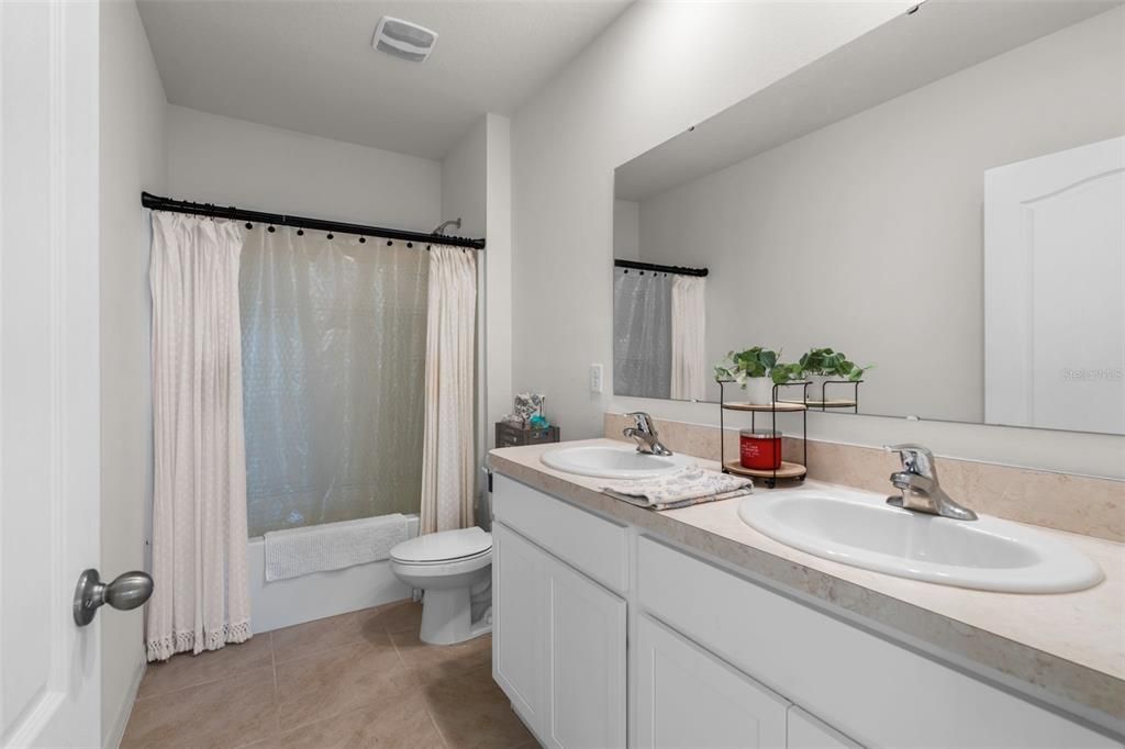 For Sale: $369,900 (5 beds, 2 baths, 2522 Square Feet)