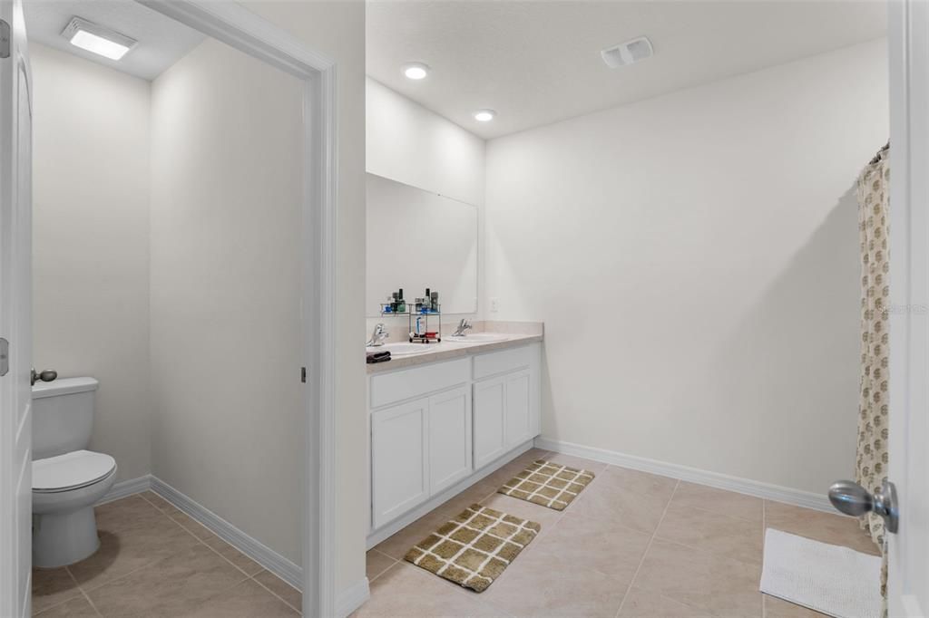 For Sale: $369,900 (5 beds, 2 baths, 2522 Square Feet)