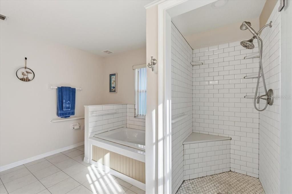 For Sale: $349,999 (4 beds, 2 baths, 2338 Square Feet)