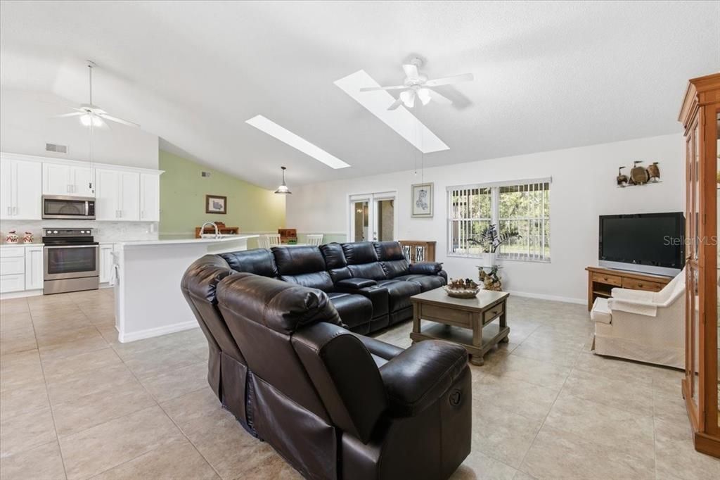 For Sale: $349,999 (4 beds, 2 baths, 2338 Square Feet)