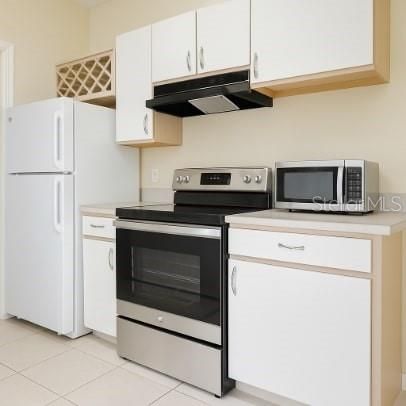 For Rent: $1,300 (1 beds, 1 baths, 674 Square Feet)