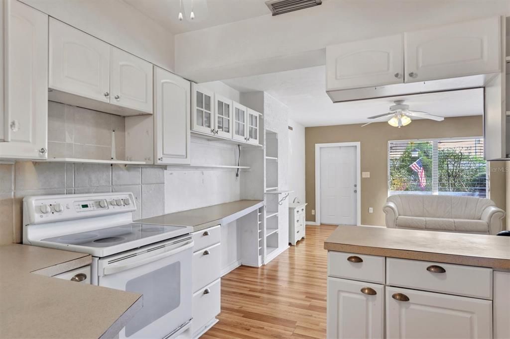 На продажу: $370,000 (4 спален, 3 ванн, 1872 Квадратных фут)