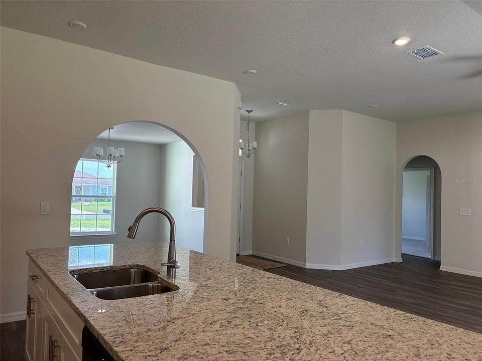 待售: $341,638 (4 贝兹, 2 浴室, 2067 平方英尺)