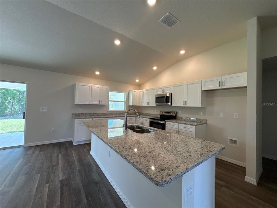 待售: $341,638 (4 贝兹, 2 浴室, 2067 平方英尺)