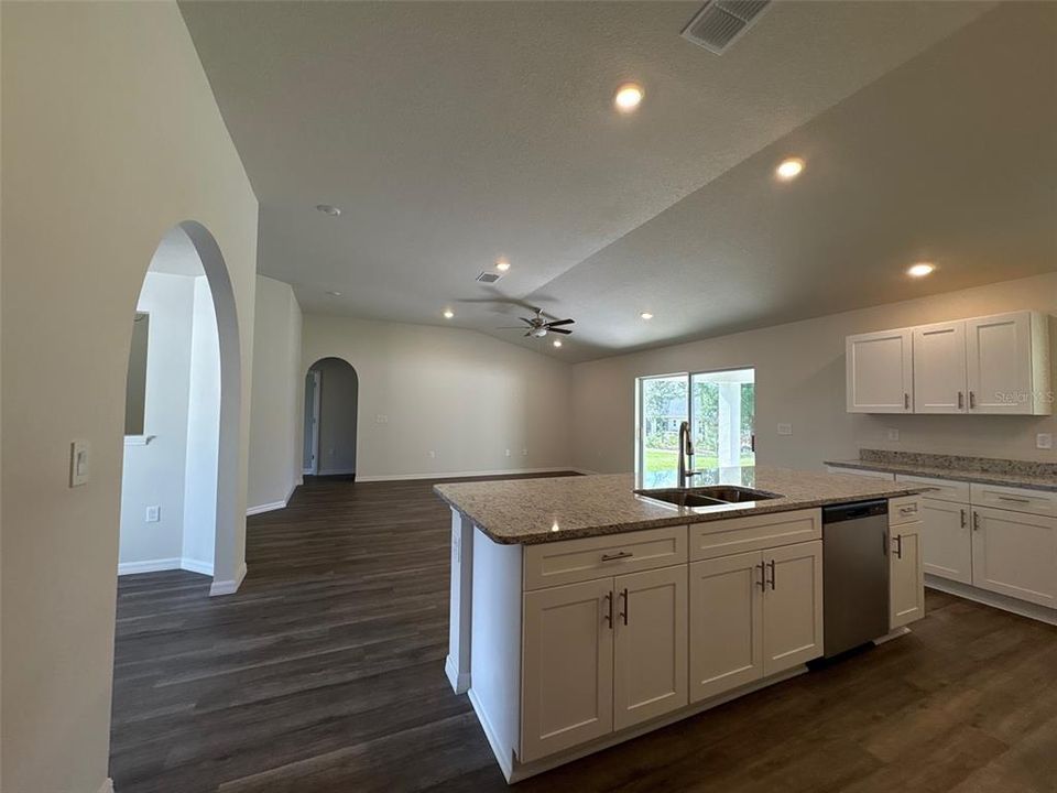 待售: $341,638 (4 贝兹, 2 浴室, 2067 平方英尺)