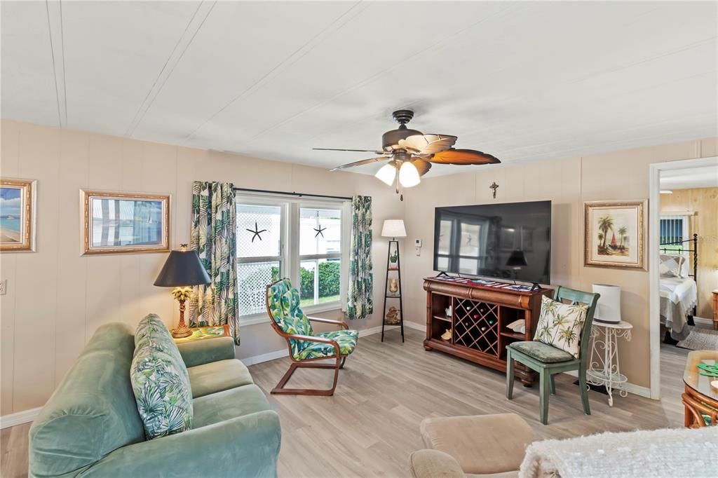 For Sale: $184,900 (2 beds, 2 baths, 1160 Square Feet)