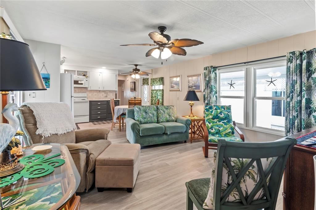 For Sale: $184,900 (2 beds, 2 baths, 1160 Square Feet)