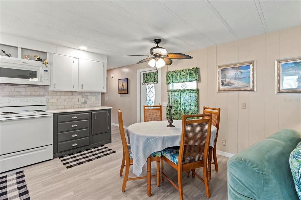 For Sale: $184,900 (2 beds, 2 baths, 1160 Square Feet)