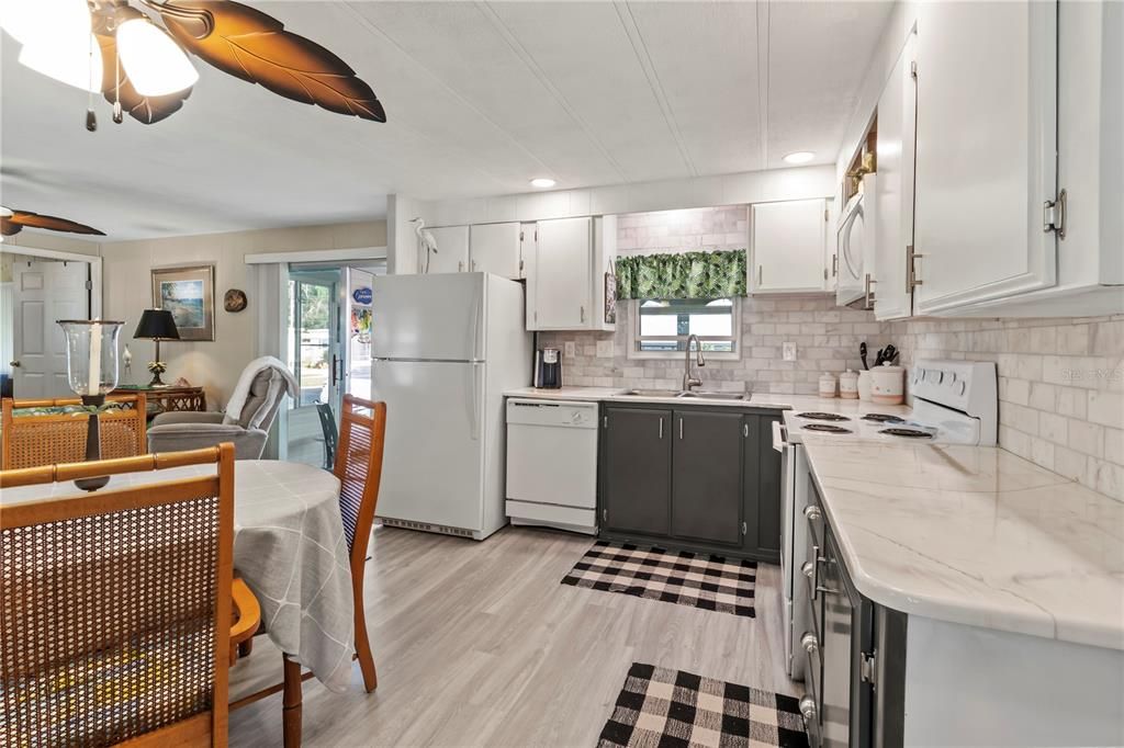 For Sale: $184,900 (2 beds, 2 baths, 1160 Square Feet)