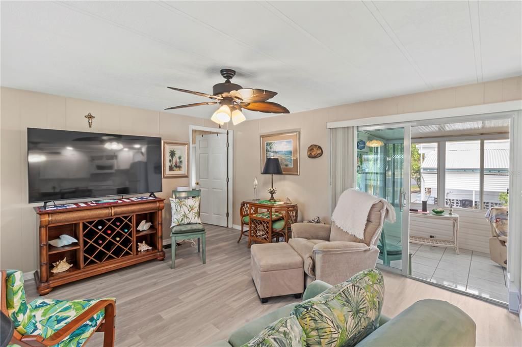 For Sale: $184,900 (2 beds, 2 baths, 1160 Square Feet)