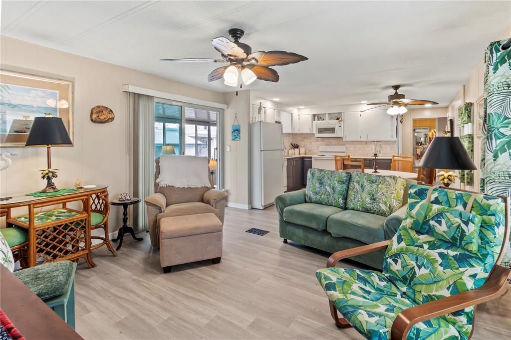 For Sale: $184,900 (2 beds, 2 baths, 1160 Square Feet)